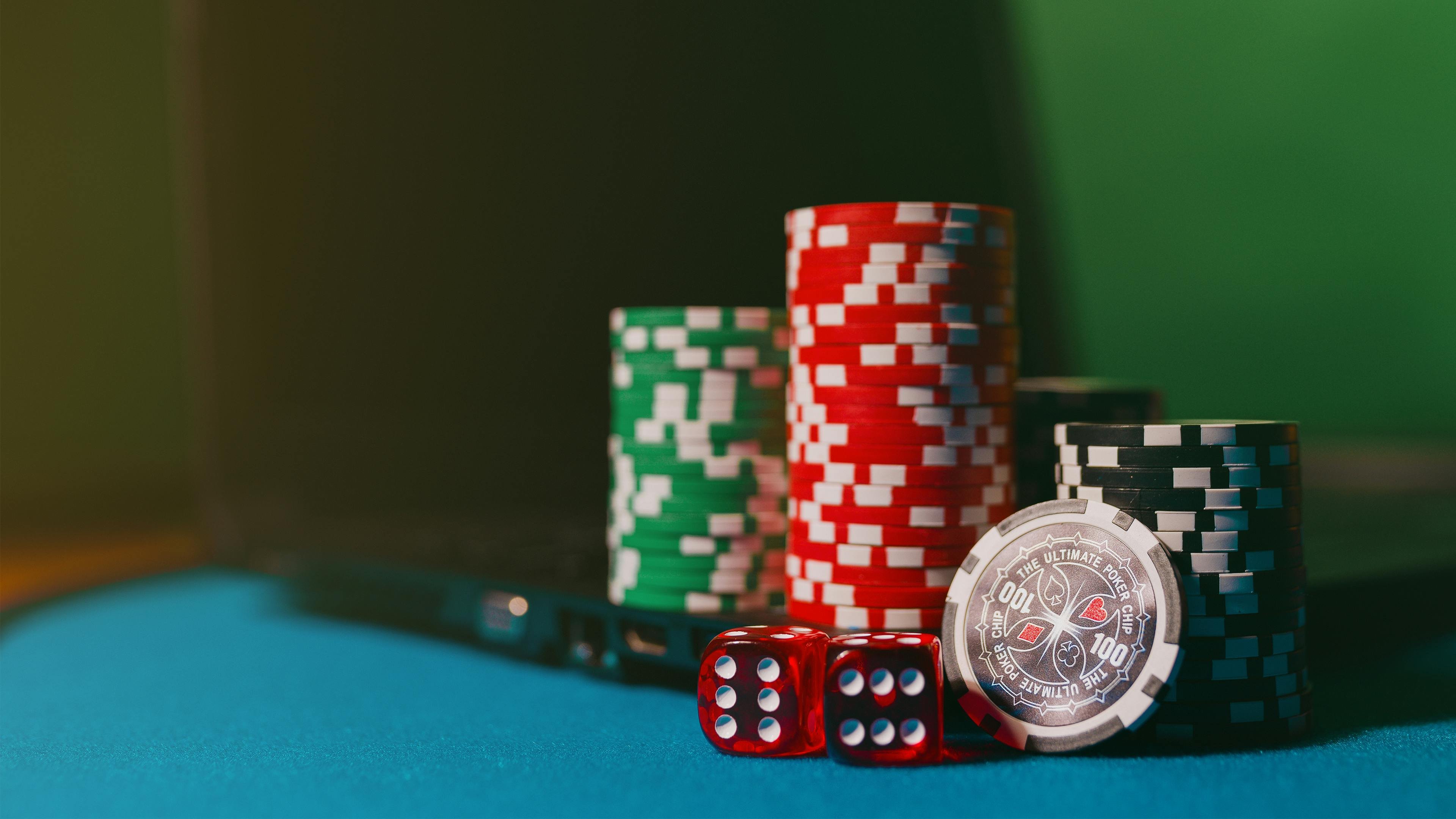Layar baccarat menunjukkan kartu dealer dan pemain dengan hasil langsung